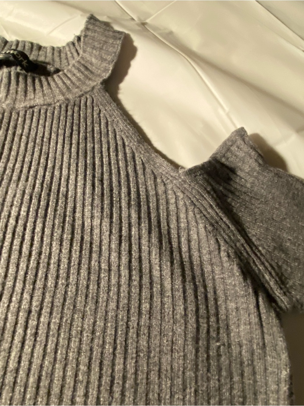 Cold-Shoulder Ribbed Knit Sweater - Gray - Picture 5 of 9